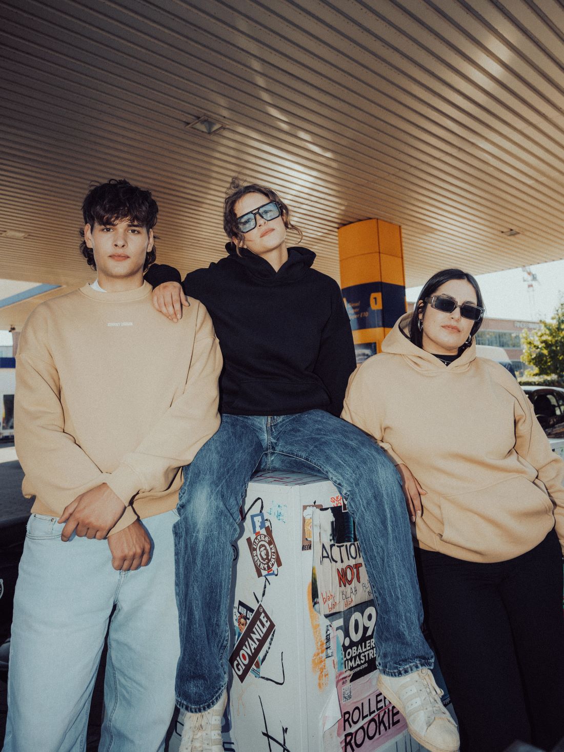 Eine Gruppe junger Leute präsentieren ihre neue Johnny Urban Sweatshirts und Accessoires. 
