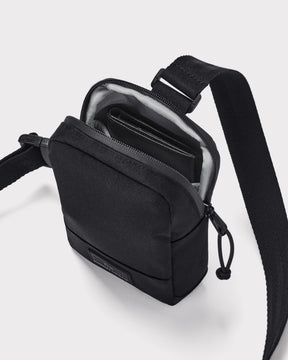 Schwarze Brusttasche 'Arthur' von Johnny Urban mit Reißverschluss geöffnet, darin ein Portemonnaie