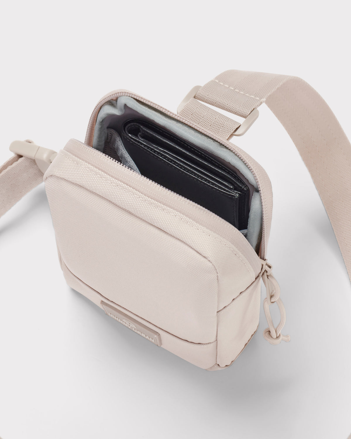 Johnny Urban Front Pack 'Arthur' in beige mit geöffnetem Hauptfach und sichtbarer schwarzer Geldbörse