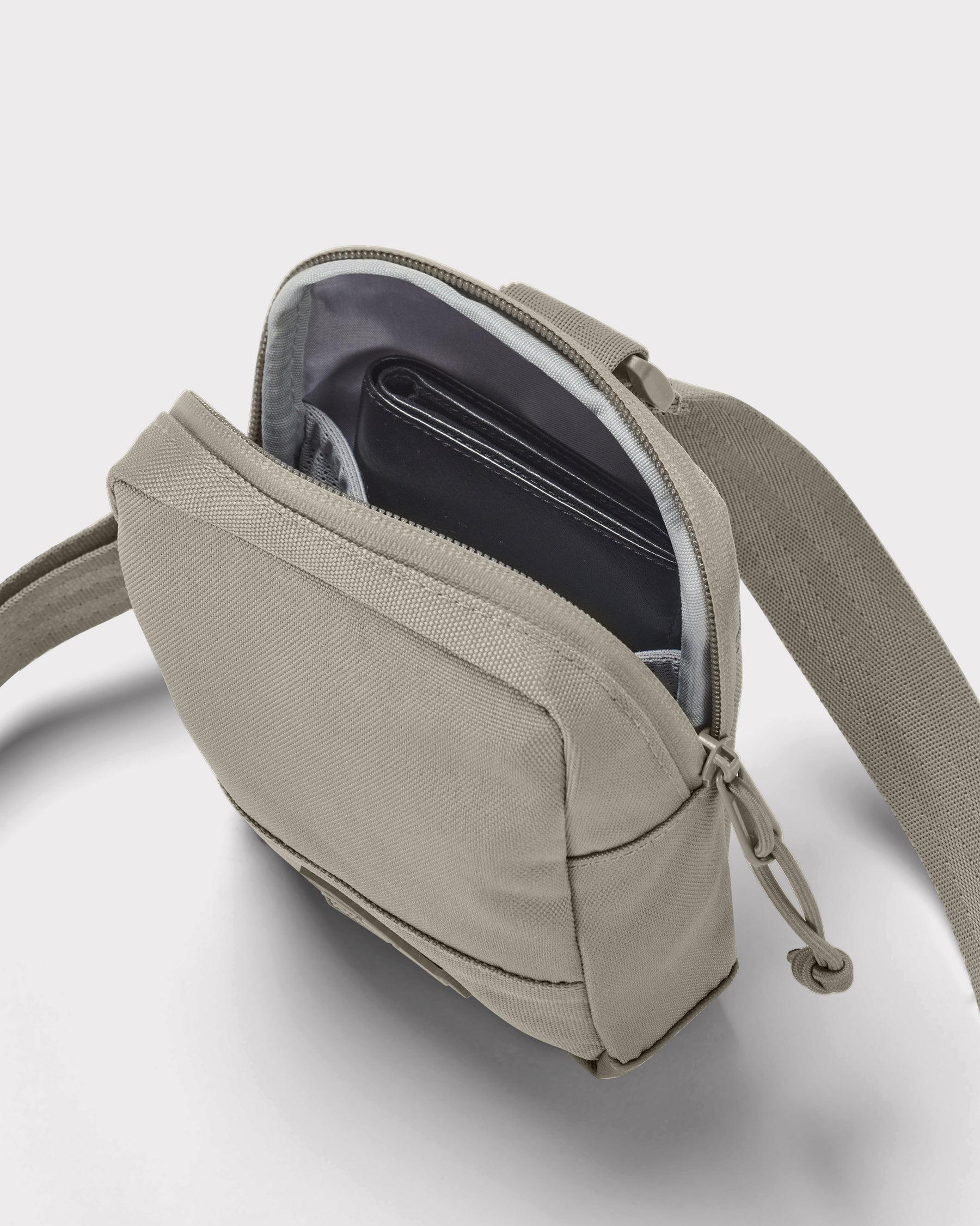 Johnny Urban Front Pack ‚Arthur‘ in beige mit offenem Hauptfach und schwarzem Portemonnaie innen