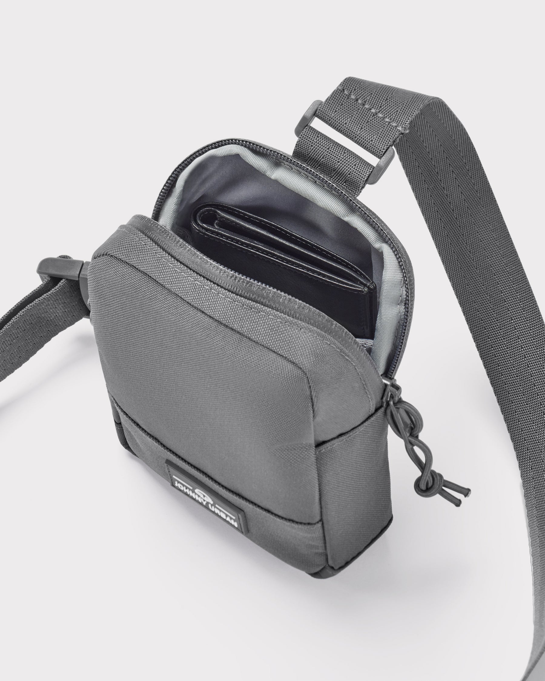 Front Pack ´Arthur´ von Johnny Urban in Grau mit geöffnetem Hauptfach und sichtbarem schwarzen Portemonnaie