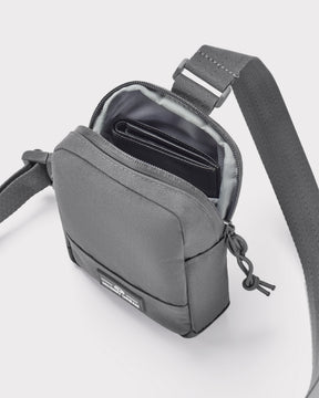 Front Pack ´Arthur´ von Johnny Urban in Grau mit geöffnetem Hauptfach und sichtbarem schwarzen Portemonnaie
