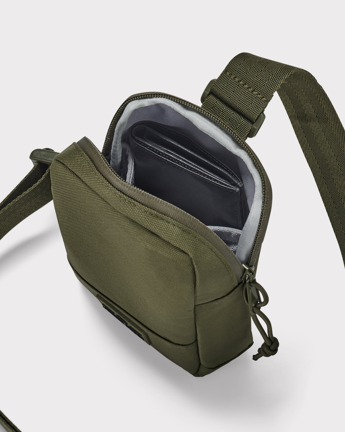 Front Pack 'Arthur' in oliv mit offenem Hauptfach und sichtbarem schwarzen Portemonnaie innen