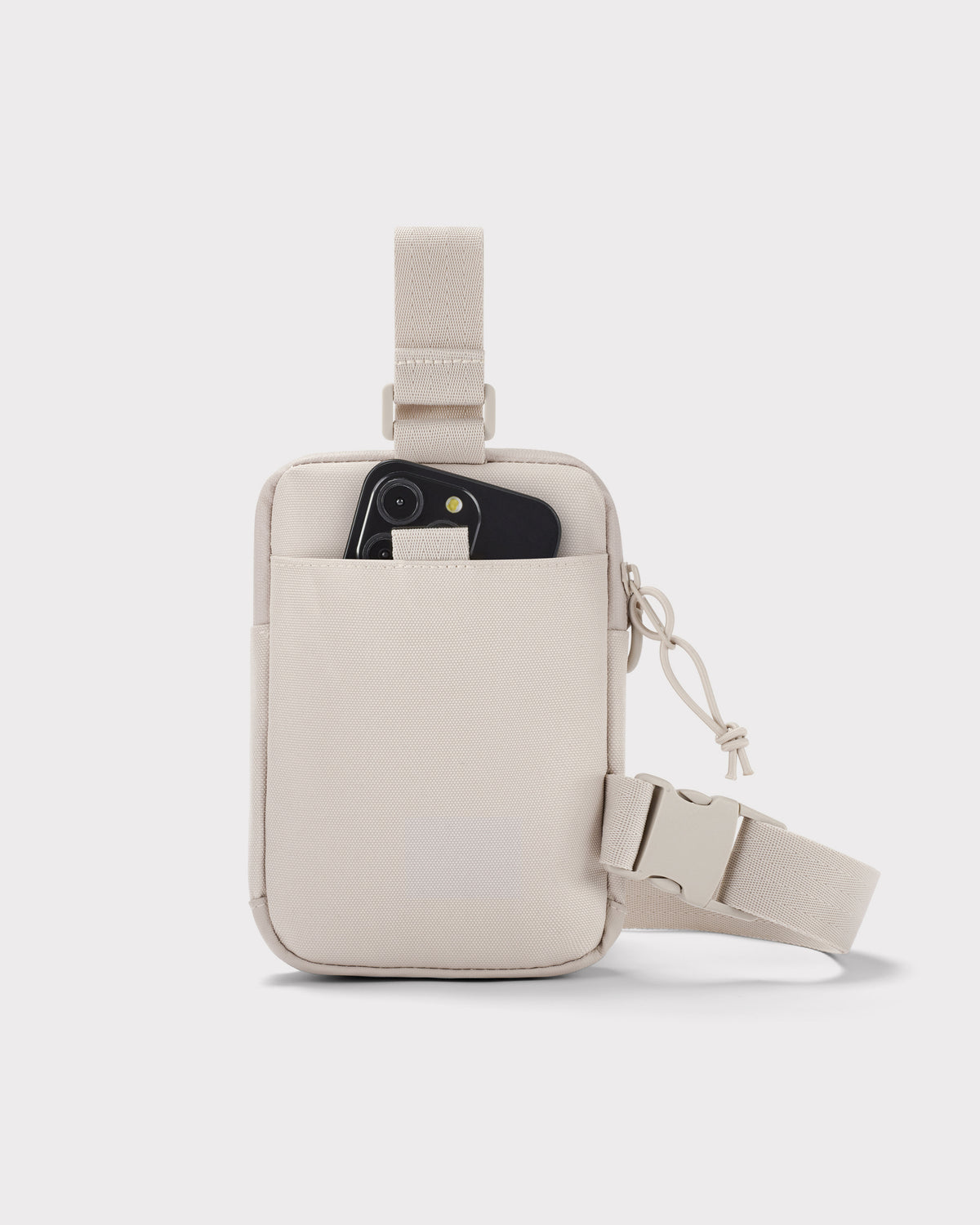 Johnny Urban Front Pack 'Arthur' Brusttasche in Sand mit Smartphone in der Vordertasche