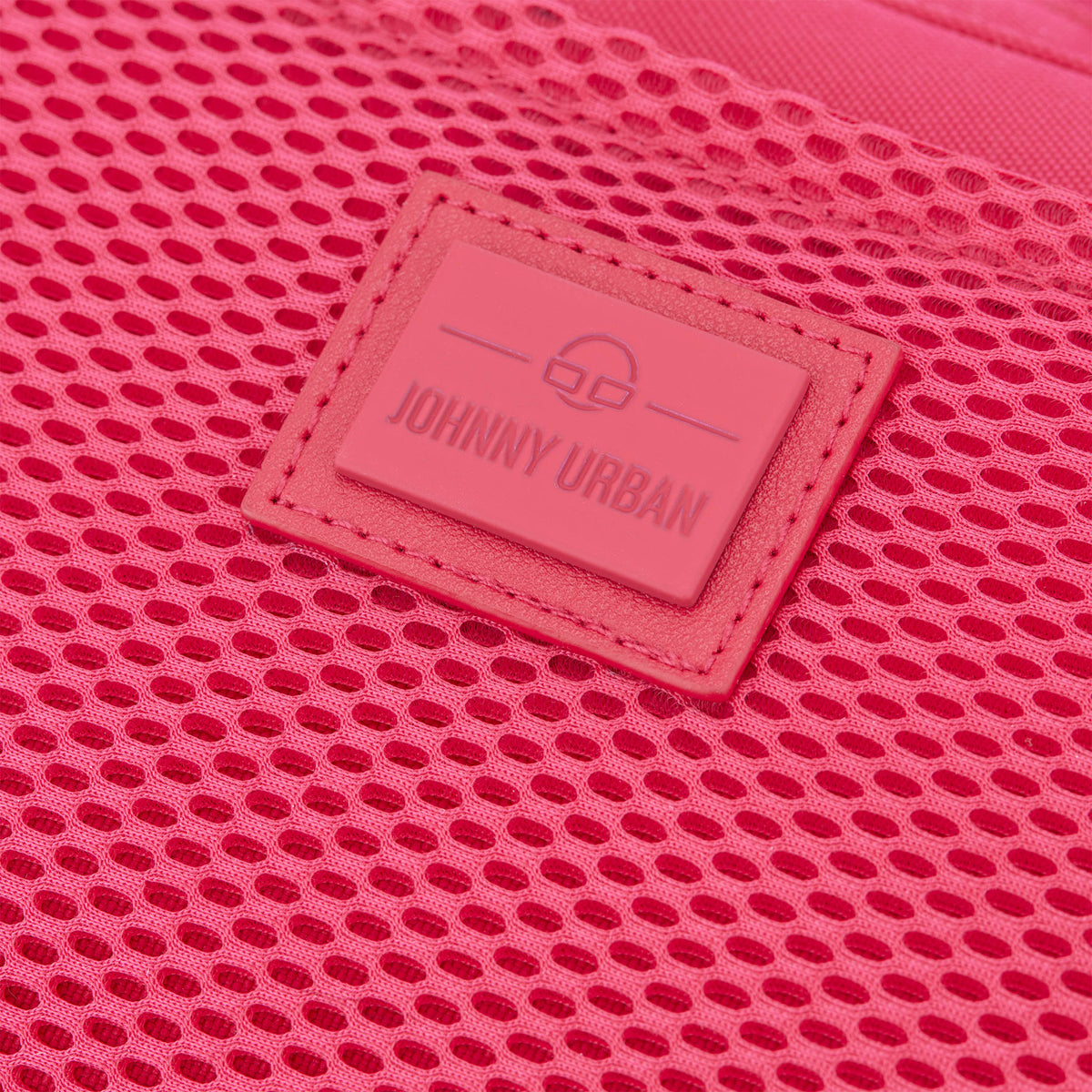 Nahaufnahme des rosa Johnny Urban Logos auf der Handtasche 'Maddy' aus Netzmaterial