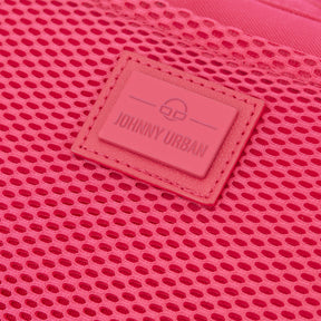 Nahaufnahme des rosa Johnny Urban Logos auf der Handtasche 'Maddy' aus Netzmaterial