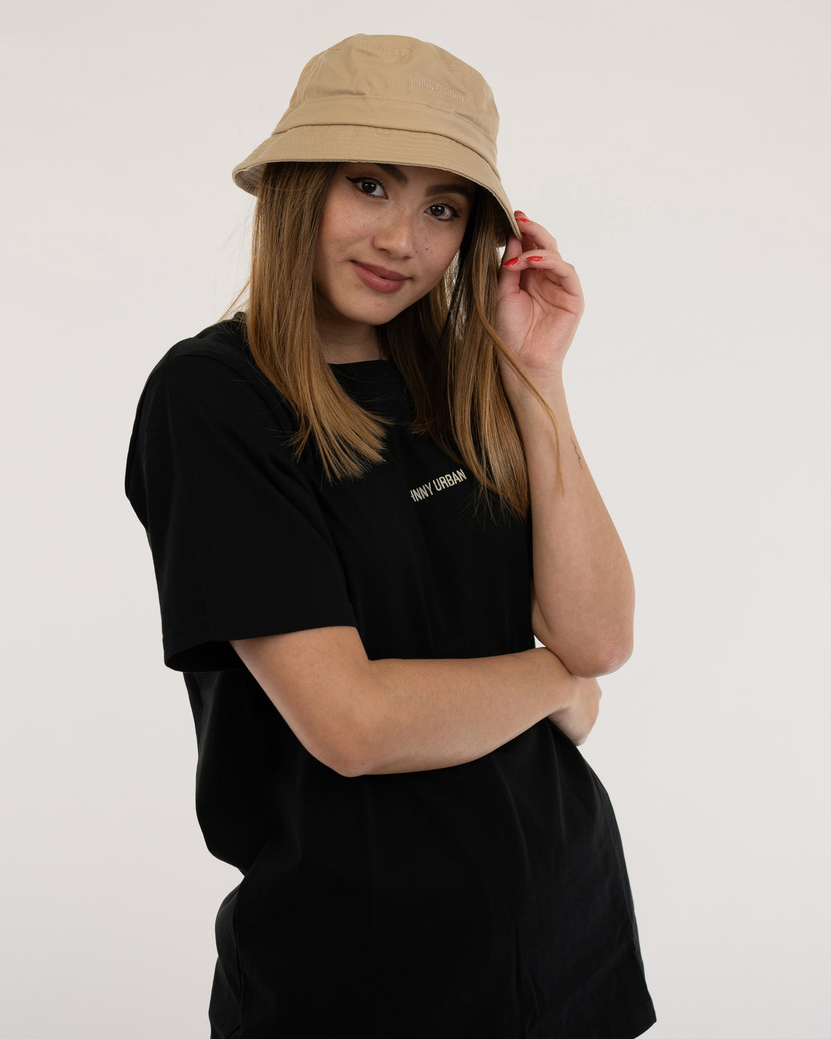 Frau trägt beigen Bucket Hat 'Gill' und schwarzes Johnny Urban T-Shirt