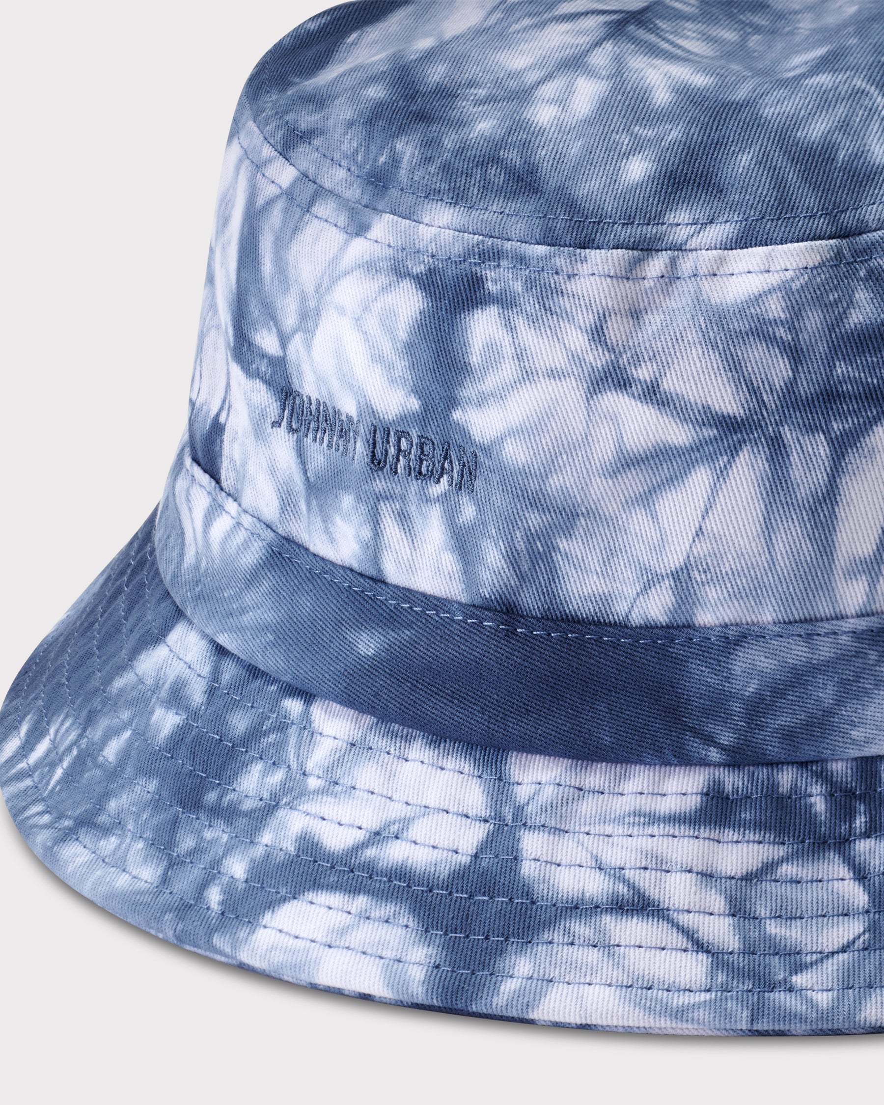 Bucket Hat 'Gill' von Johnny Urban in blauem Batikmuster mit gesticktem Logo