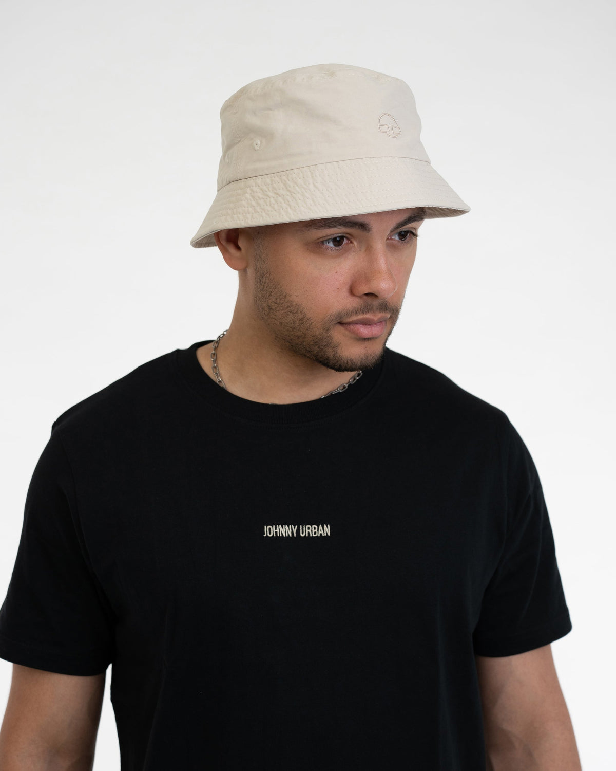Mann trägt hellbeigen Bucket Hat 'Bob' und schwarzes Johnny Urban T-Shirt