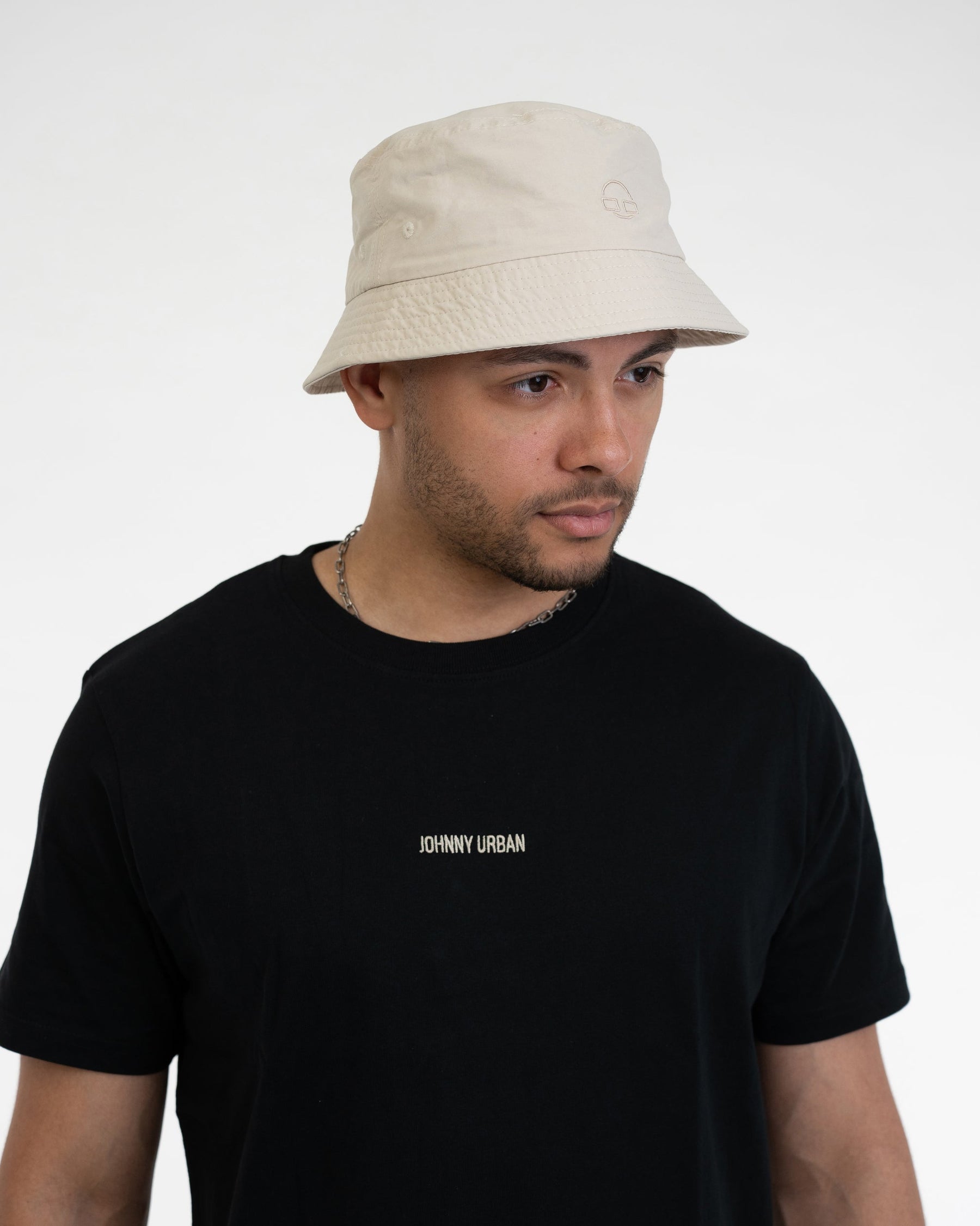 Mann trägt hellbeigen Bucket Hat 'Bob' und schwarzes Johnny Urban T-Shirt
