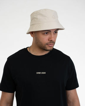 Mann trägt hellbeigen Bucket Hat 'Bob' und schwarzes Johnny Urban T-Shirt