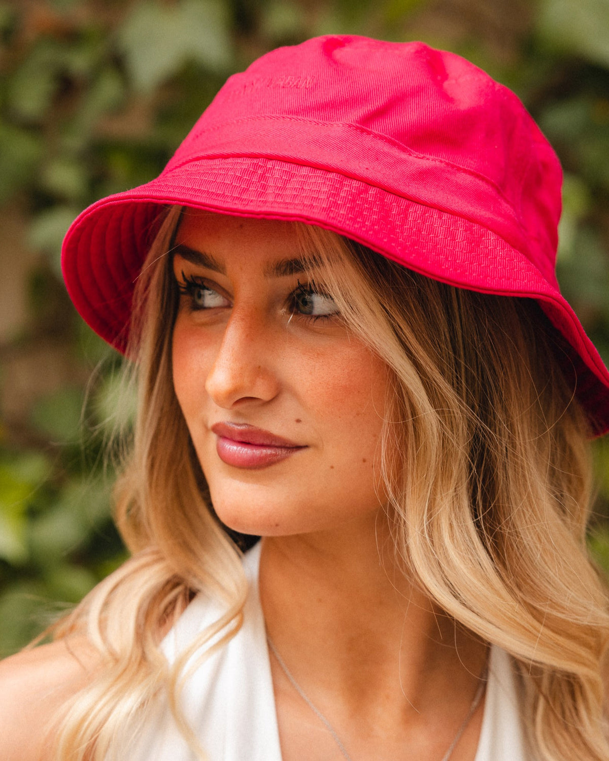 Frau mit langeblonden Haaren trägt einen pinkfarbenen Bucket Hat 'Gill' von Johnny Urban