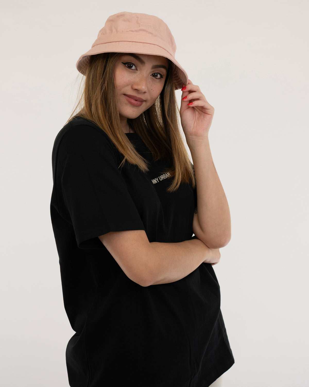 Frau trägt rosa Bucket Hat 'Gill' und schwarzes Johnny Urban T-Shirt