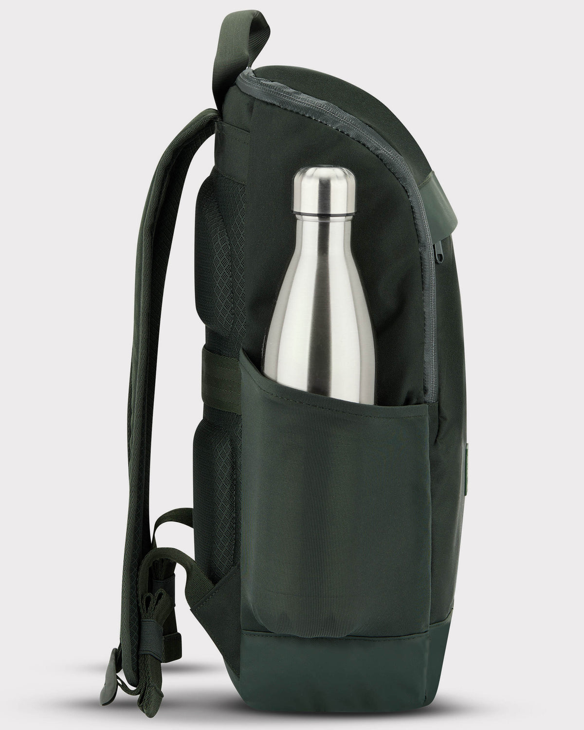 Grüner Business-Rucksack 'Jasper' von Johnny Urban mit seitlicher Netztasche und silberner Trinkflasche