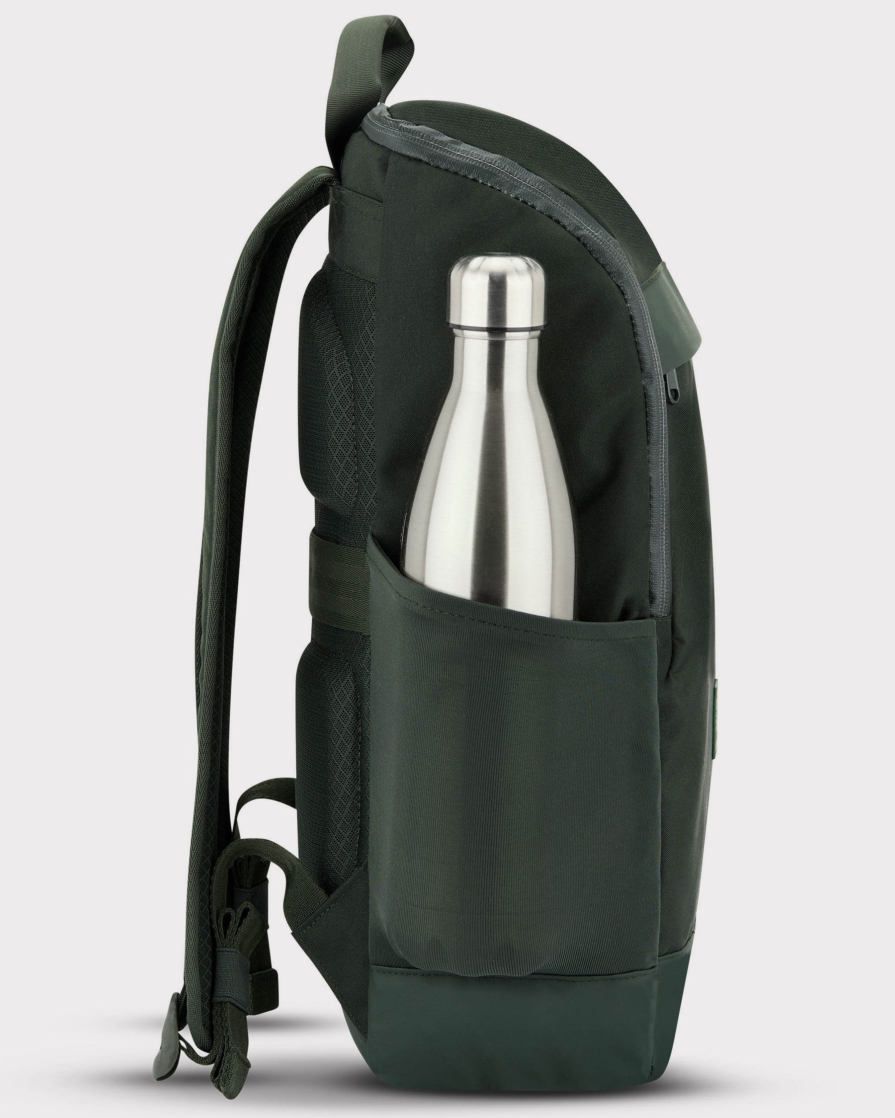 Grüner Business-Rucksack 'Jasper' von Johnny Urban mit seitlicher Netztasche und silberner Trinkflasche