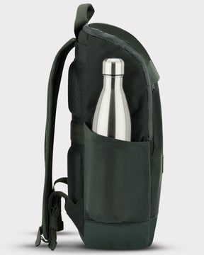 Grüner Business-Rucksack 'Jasper' von Johnny Urban mit seitlicher Netztasche und silberner Trinkflasche