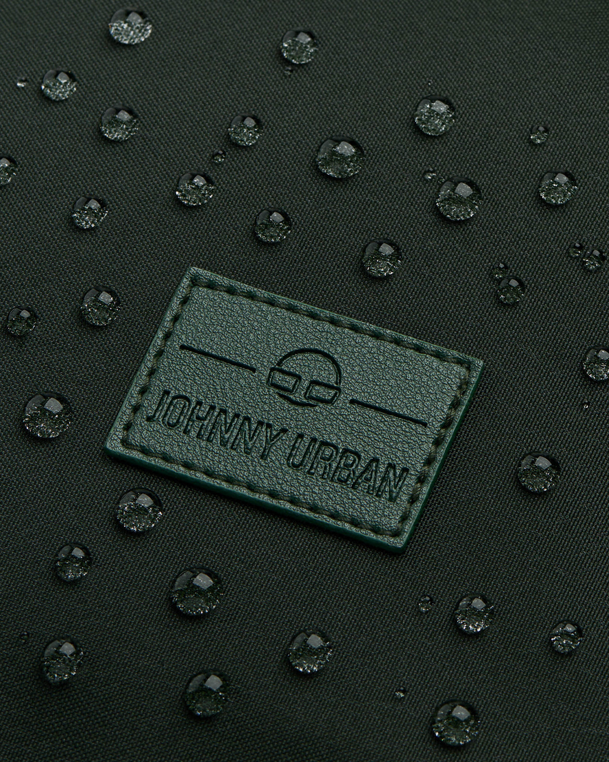 Grüner Business-Rucksack 'Jasper' von Johnny Urban mit wasserabweisendem Material und Wassertropfen