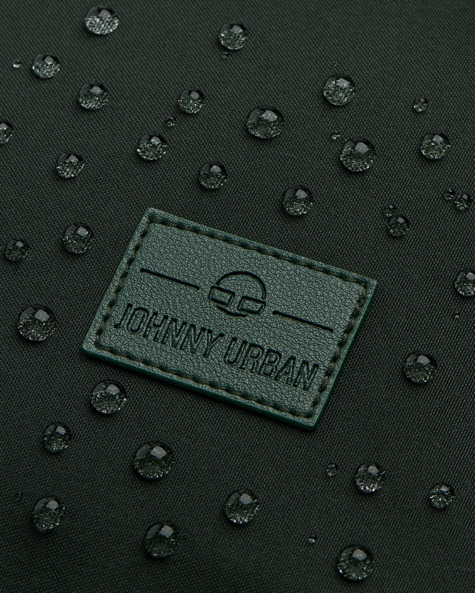Grüner Business-Rucksack 'Jasper' von Johnny Urban mit wasserabweisendem Material und Wassertropfen