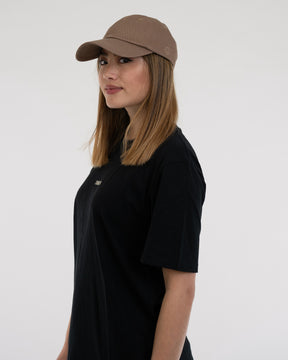 Frau mit brauner Cap 'Jen' und schwarzem T-Shirt, Seitenprofil