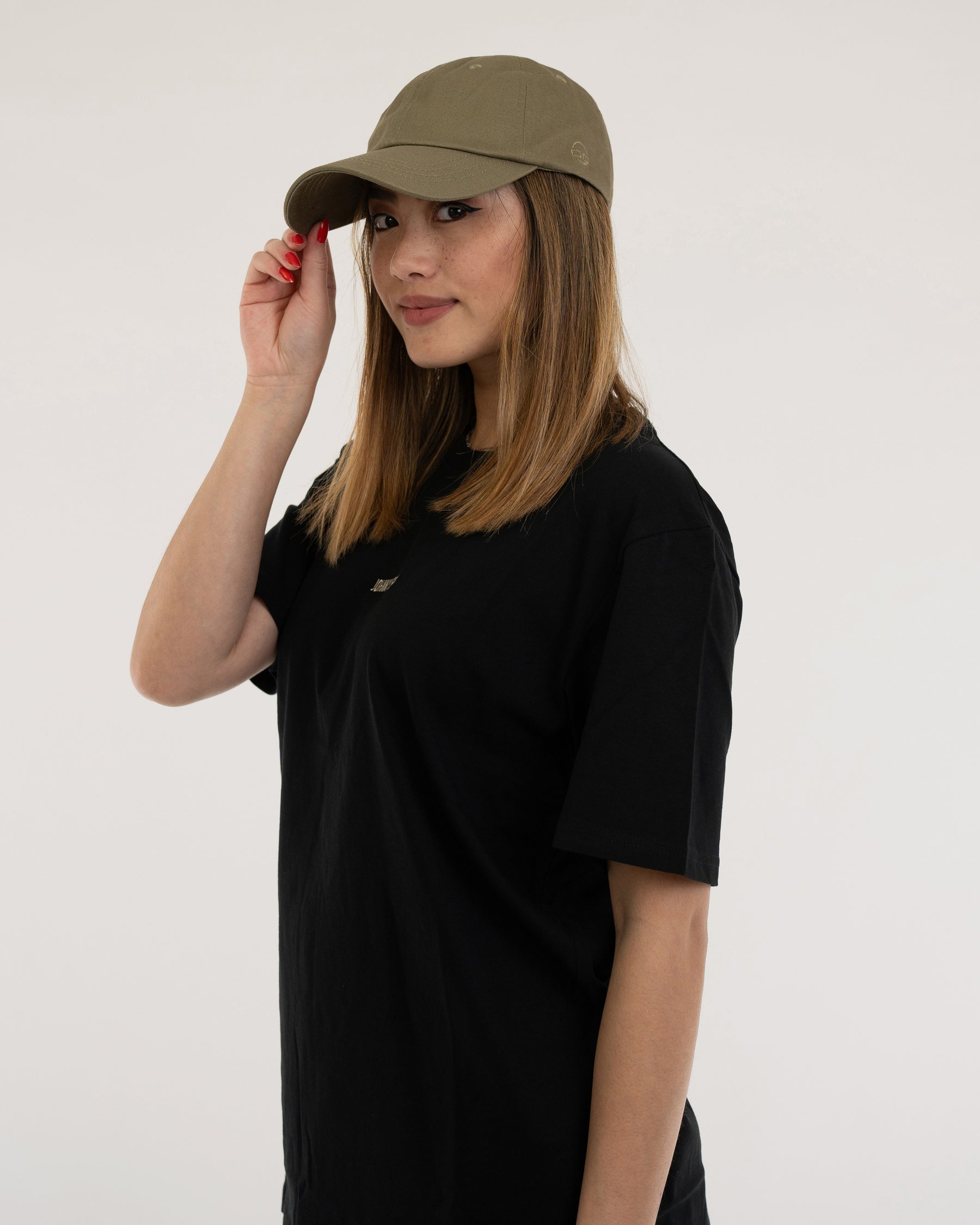 Frau trägt olivgrüne Cap 'Jen' von Johnny Urban und schwarzes T-Shirt