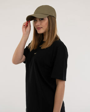 Frau trägt olivgrüne Cap 'Jen' von Johnny Urban und schwarzes T-Shirt