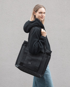 Unser weibliches Model zeigt sich hier mit der Johnny Urban Shopper Bag "Kim" in schwarz. 