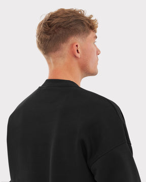Mann von hinten mit schwarzem oversized Crewneck 'Carter' von Johnny Urban