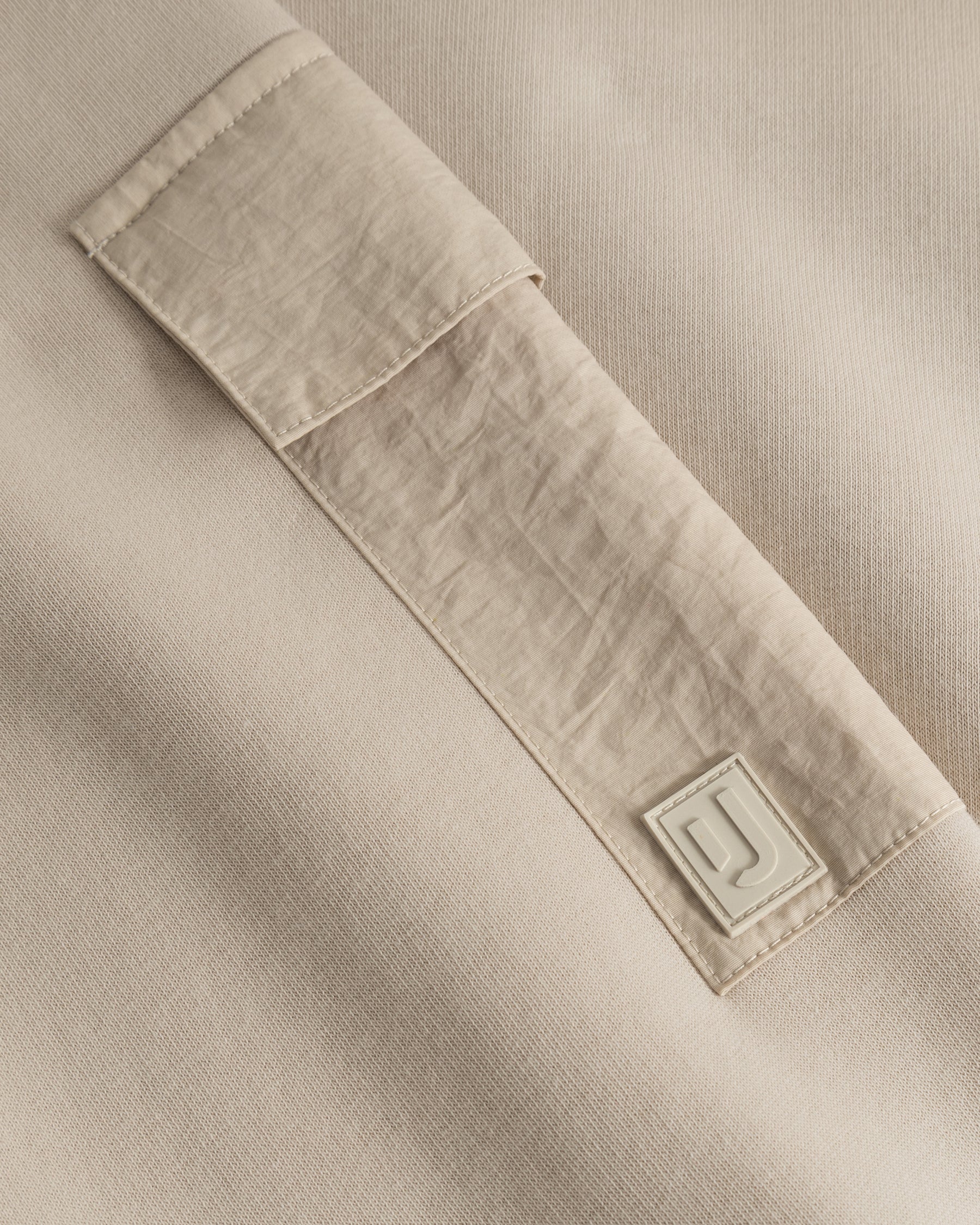 Beige Taschendetail am Cropped Hoodie 'Carly' mit Johnny Urban Logo