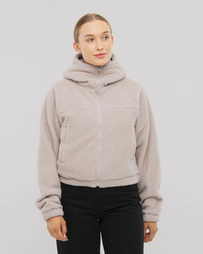 Nova ist unsere Fleecejacke für Damen - hier in beige mit hoher Kapuze. 