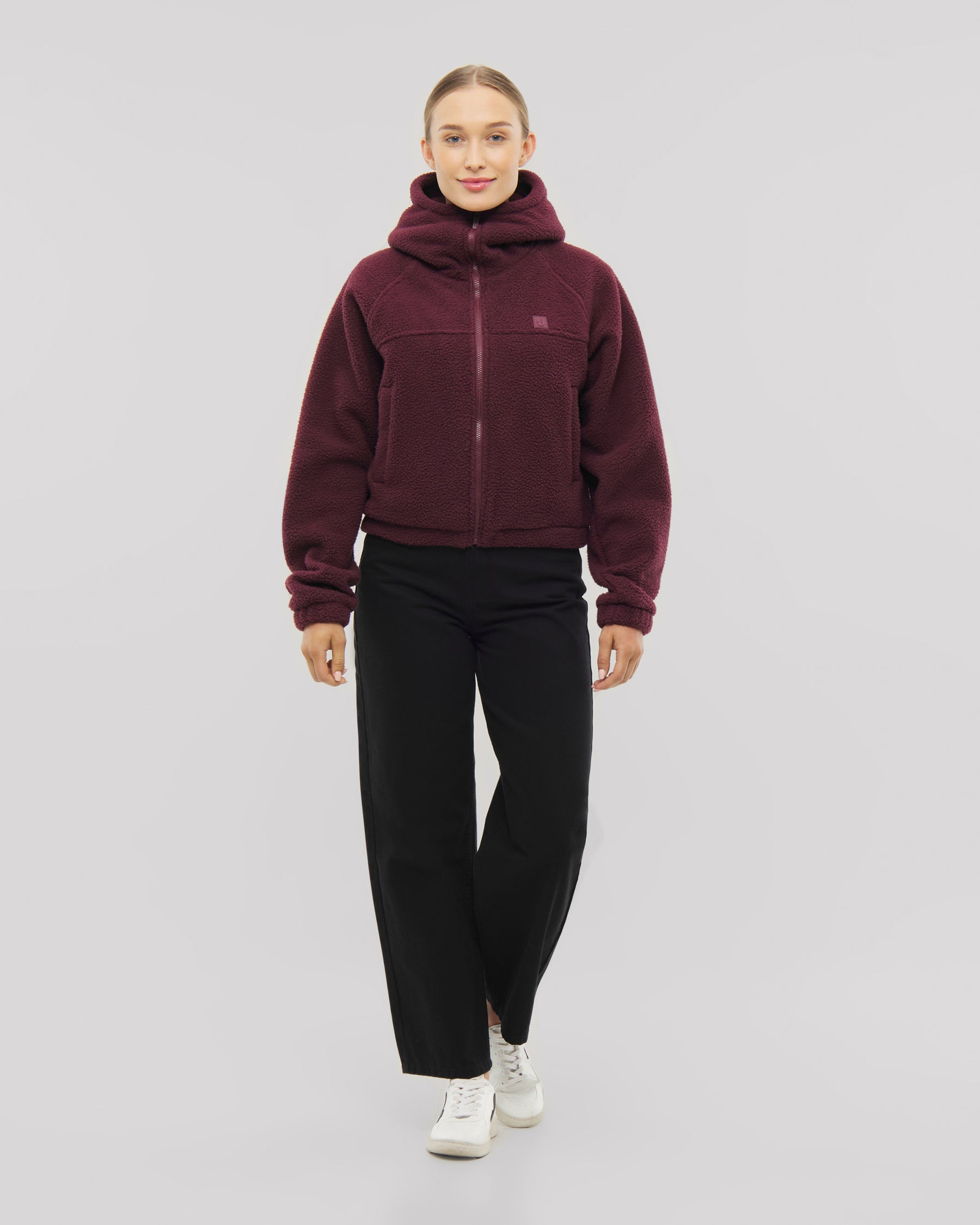 Unser Fleecejacke Nova - weiches, warmes Fleece und ein hochwertiger Metallzipper machen für deinen Alltag - jetzt in Burgungerrot. 