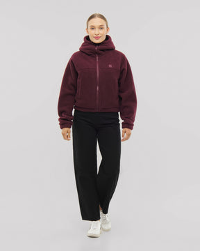 Unser Fleecejacke Nova - weiches, warmes Fleece und ein hochwertiger Metallzipper machen für deinen Alltag - jetzt in Burgungerrot. 