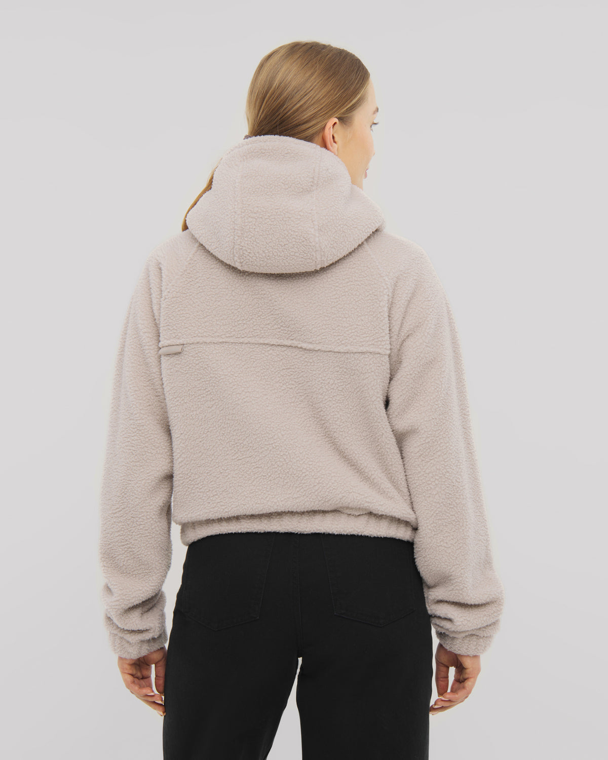 Die Damen-Fleecejacke Nova überzeugt durch ihre hohe Kapuze und ihren elastischen Saum. Hier in bbeige. 
