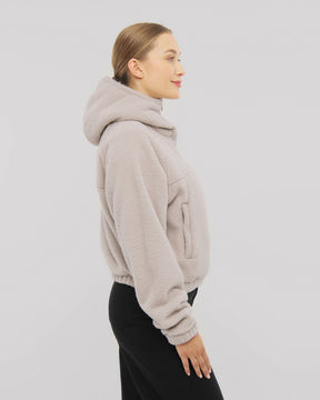 Die Fleecejacke Nova in beige mit Druckknöpfen in den Seitentaschen für eine sichere Aufbewahrung all deiner Essentials. 