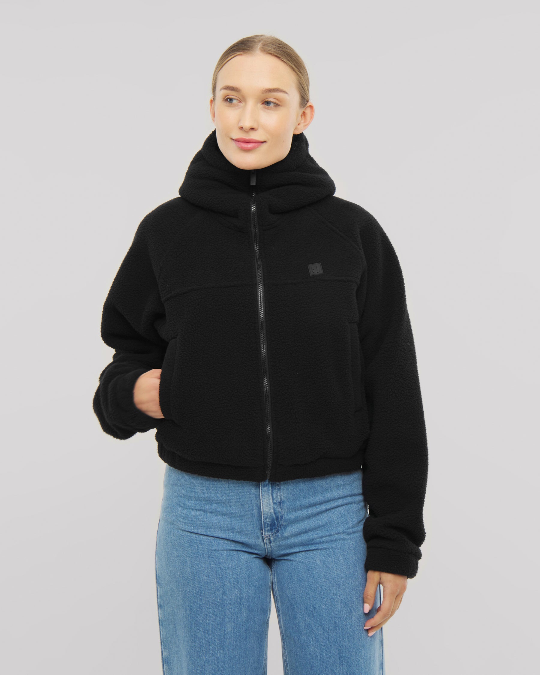 Nova ist unsere Fleecejacke für Damen - hier in beige mit hoher Kapuze. 