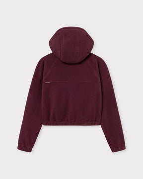 Die Rückseite unserer cropped Fleecejacke Nova bietet dir einem weichem Saum und entspannten Tragekomfort. 