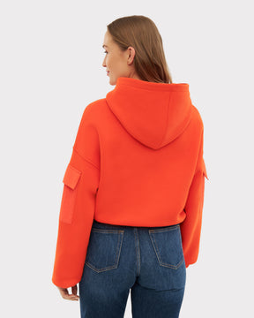Roter Cropped Hoodie 'Carly' von hinten an Frau, mit Kapuze und Taschen an den Ärmeln