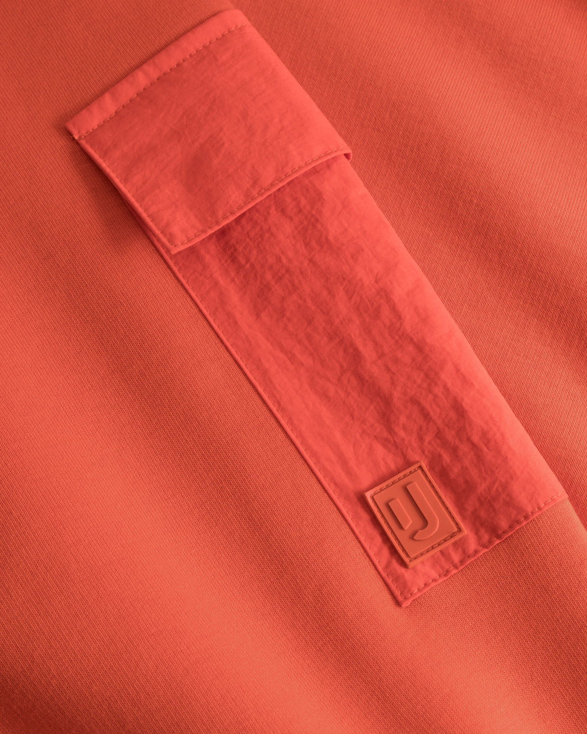 Rotes Detail mit Tasche und Johnny Urban Logo am Cropped Hoodie 'Carly'