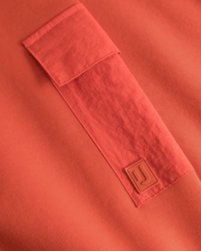 Rotes Detail mit Tasche und Johnny Urban Logo am Cropped Hoodie 'Carly'