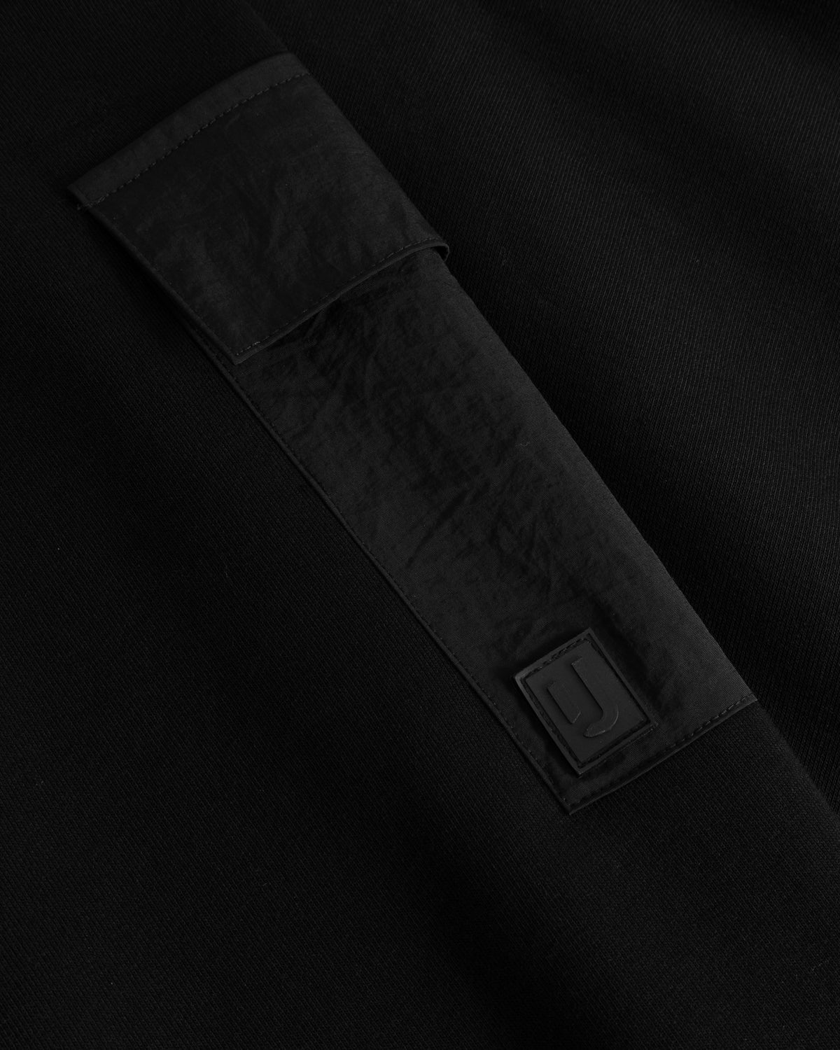 Schwarzes Ärmel-Detail mit Stoffpatch und Johnny Urban Logo auf dem Cropped Hoodie 'Carly'