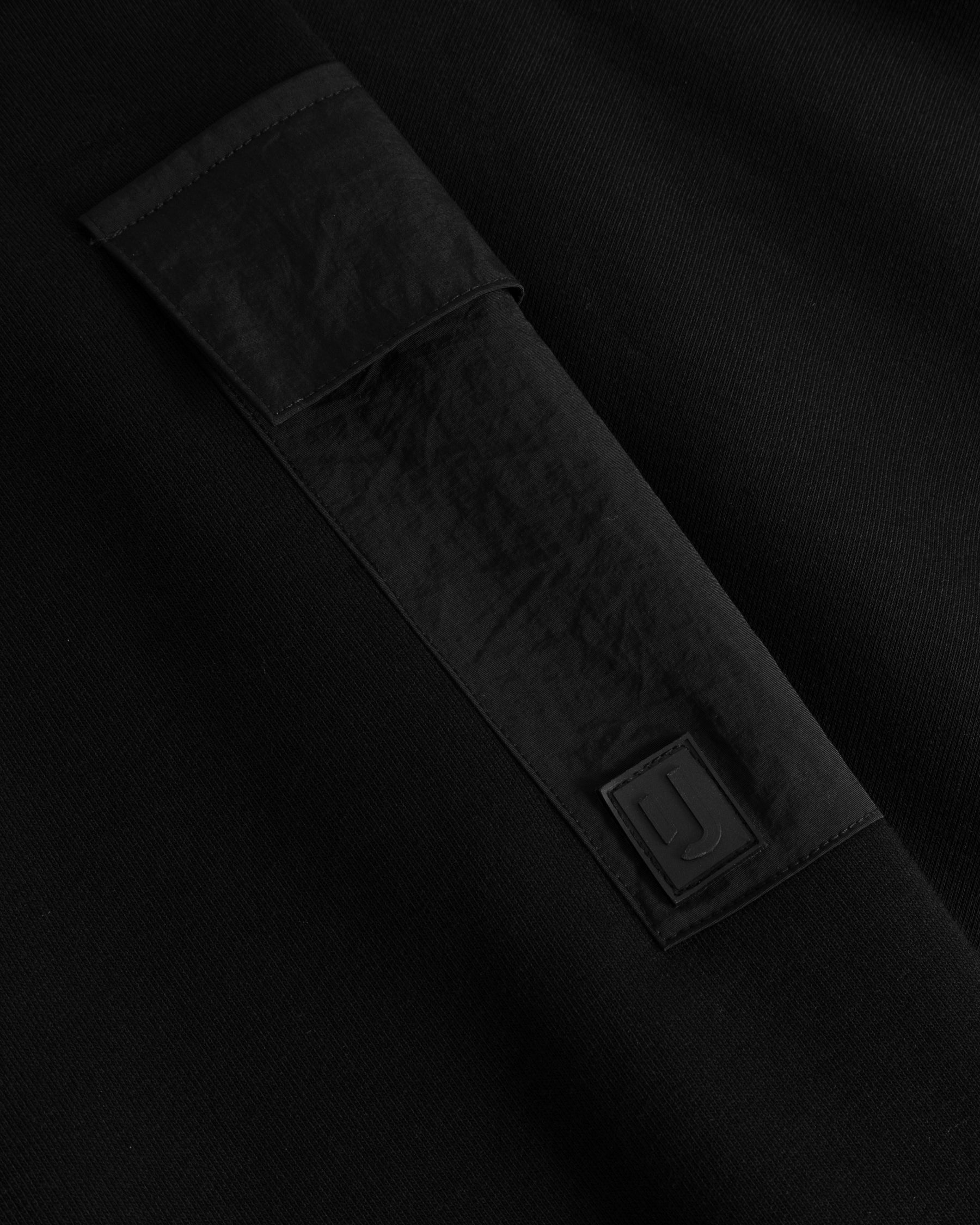 Schwarzes Ärmel-Detail mit Stoffpatch und Johnny Urban Logo auf dem Cropped Hoodie 'Carly'