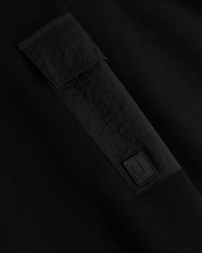 Schwarzes Ärmel-Detail mit Stoffpatch und Johnny Urban Logo auf dem Cropped Hoodie 'Carly'