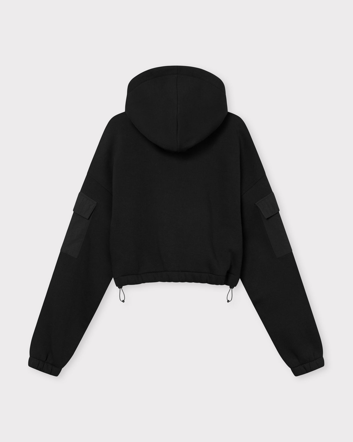 Schwarzer, kurzer Hoodie 'Carly' mit Kapuze, elastischen Bündchen und Taschen an den Ärmeln