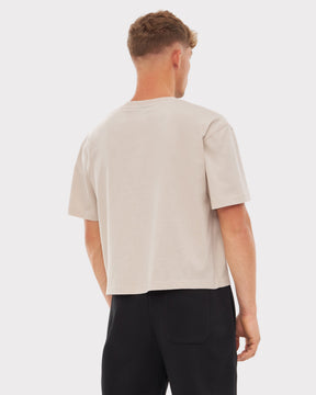 Mann trägt das beigefarbene Cropped T-Shirt 'Zoey' von Johnny Urban, Rückansicht