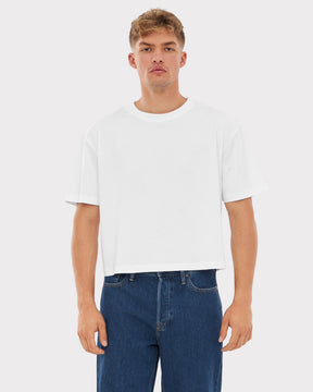 Mann trägt weißes Cropped T-Shirt 'Zoey' mit weitem Schnitt und kurze Ärmel