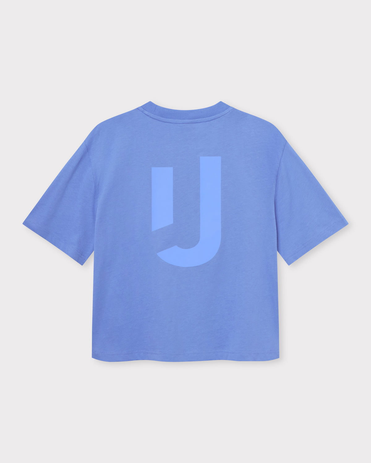 Lila-blaues Cropped T-Shirt mit großem 'JU'-Print auf dem Rücken
