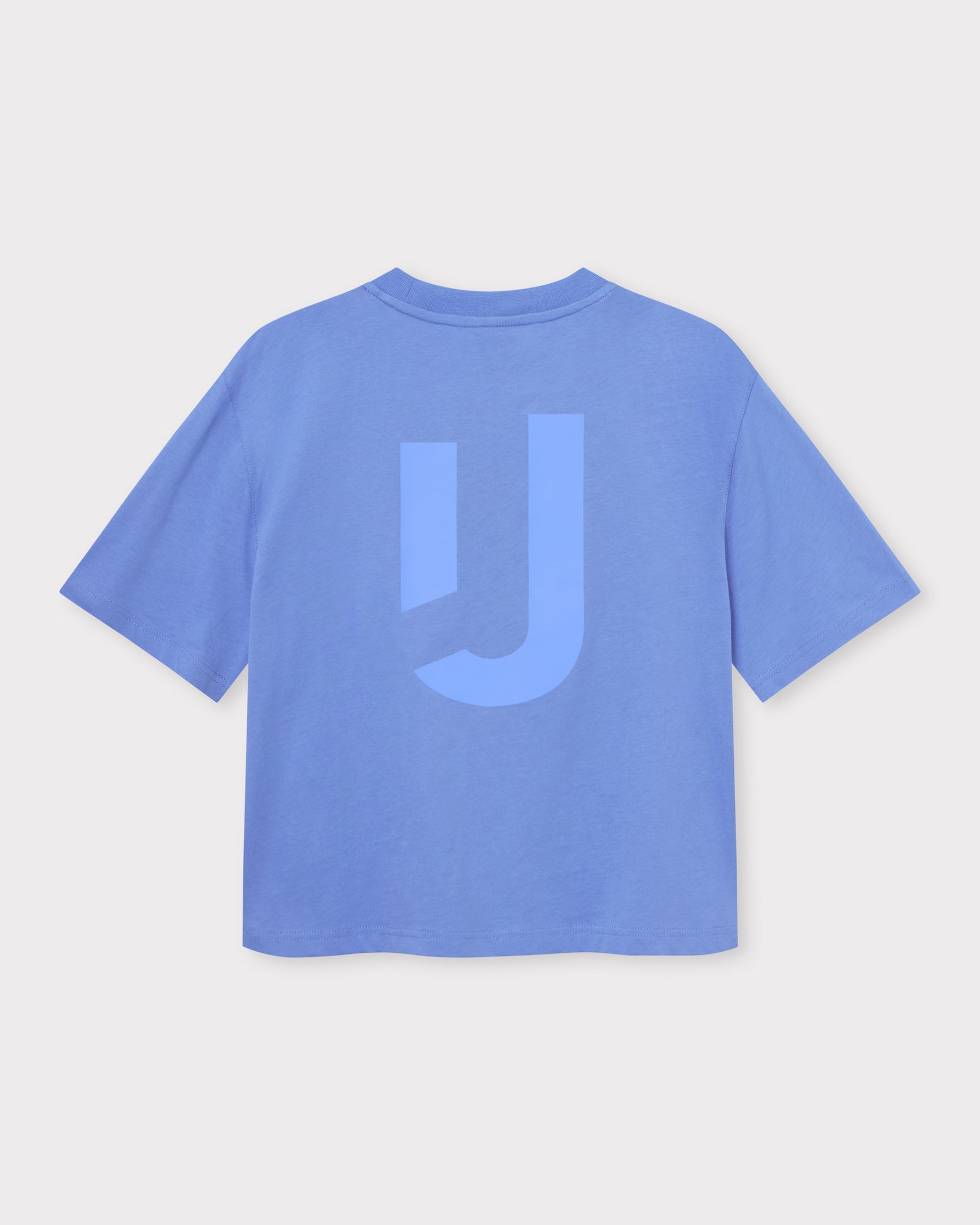 Lila-blaues Cropped T-Shirt mit großem 'JU'-Print auf dem Rücken