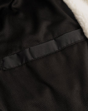 Innenseite der Cropped Teddy Fleecejacke ‚Carey‘ mit schwarzem Textilfutter und weißem Teddyfellrand