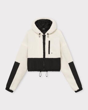Cropped Teddy Fleecejacke 'Carey' in Creme mit schwarzen Details, durchgehendem Reißverschluss und Kapuze