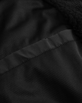 Nahe Ansicht der schwarzen Taschenöffnung der Cropped Teddy Fleecejacke 'Carey'