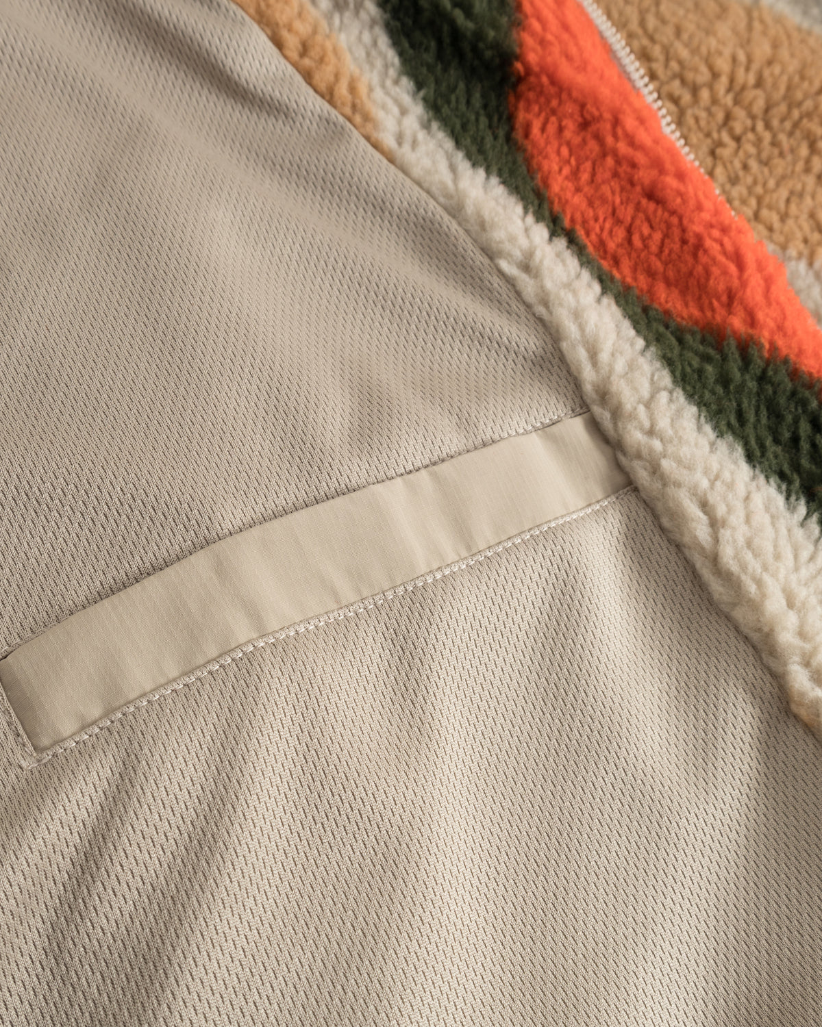 Detailaufnahme der beige getragenen Cropped Teddy Fleecejacke 'Carey' mit farbigem Teddy-Fleece-Muster